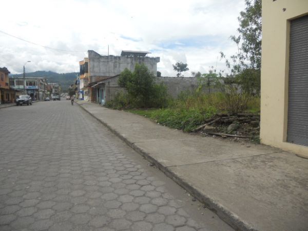 A UNA MEDIA CUADRA DE CNT EN SUCUA