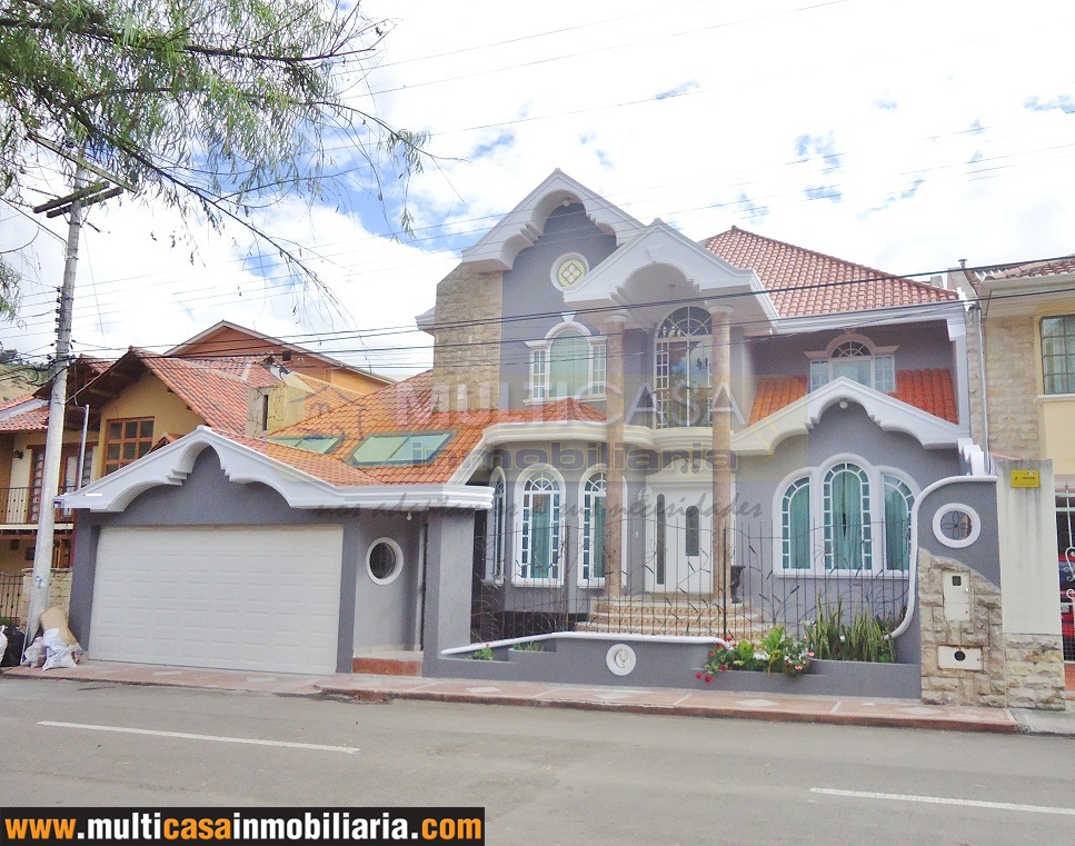 Venta de hermosa casa a crédito de Lujo sector Cdla. De Ingenieros Cuenca - Ecuador