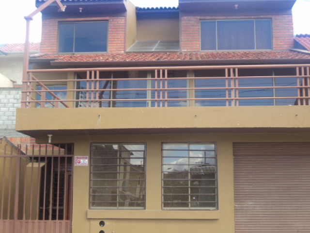 Casa en Venta a Crédito con Local Comercial sector Eucaliptos Cuenca - Ecuador