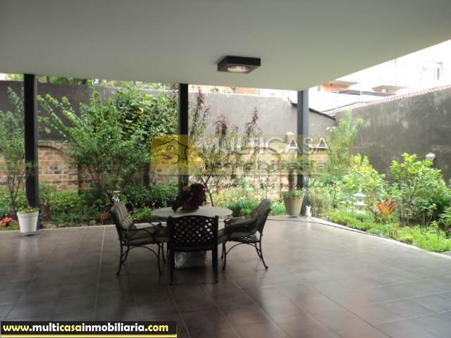 Casa con Tres locales Comerciales en Venta a Crédito sector Av. 12 de Abril Cuenca-Ecuador