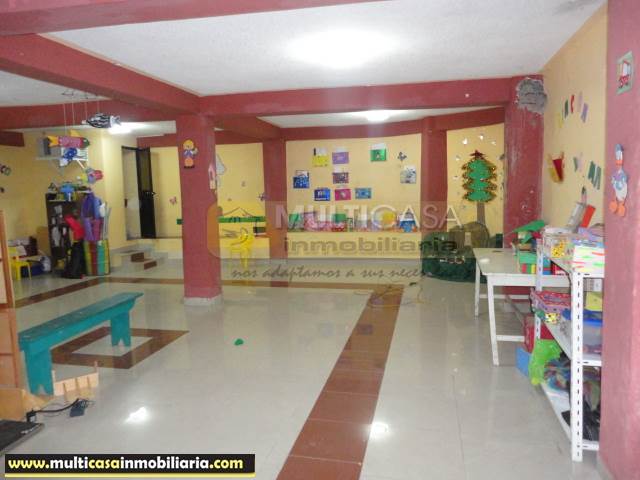 Casa con Tres locales en Venta a Crédito Sector Gualaceo - Ecuador