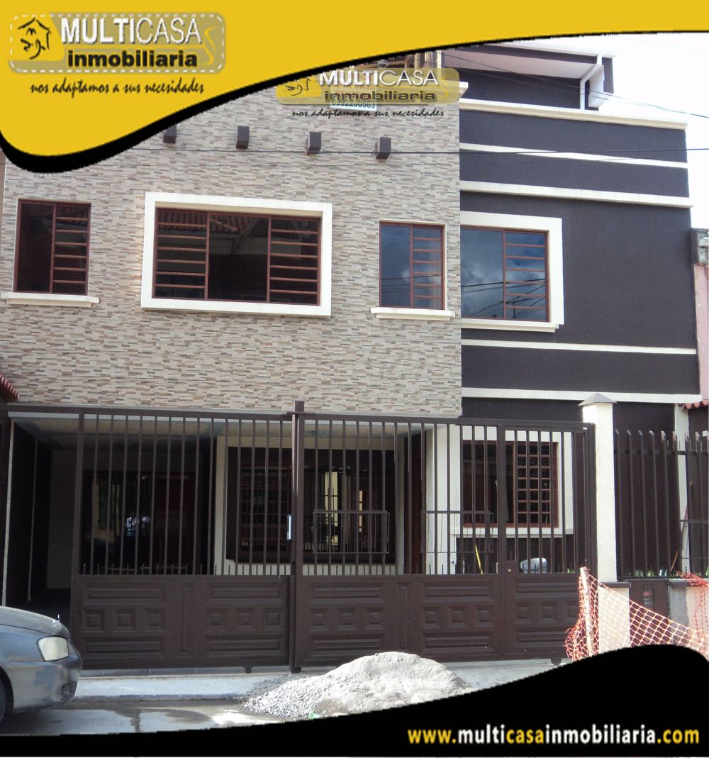 Casa Comercial de Tres departamentos en Venta Sector Juan Pablo II Cuenca-Ecuador
