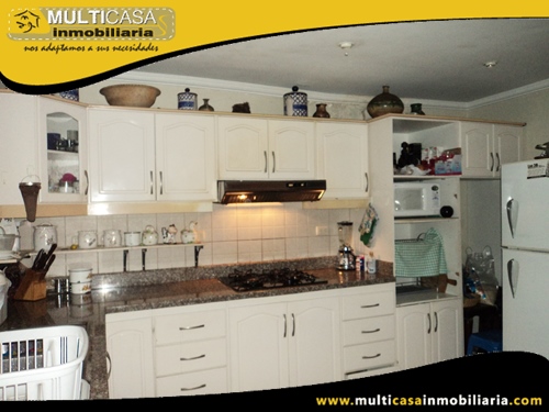 Casa en Venta con Local Comercial a Crédito Sector Av.1ero de Mayo Cuenca- Ecuador