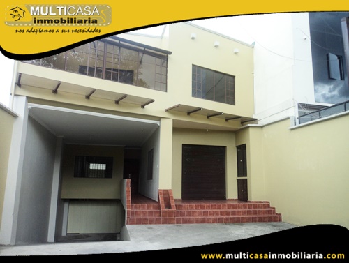 Casa Comercial en Venta a Crédito con dos Locales Comerciales y dos Departamentos Sector Ave. Solano Cuenca-Ecuador