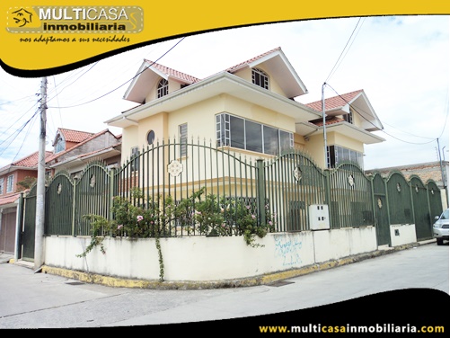 Casa en Venta a Crédito con Dos Locales Comerciales y Dos Departamentos Sector Av. Loja Cuenca-Ecuador