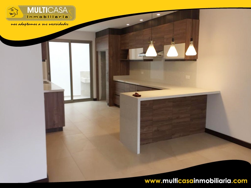 Casa Comercial de Tres departamentos en Venta a Crédito Sector Remigio Crespo Cuenca-Ecuador
