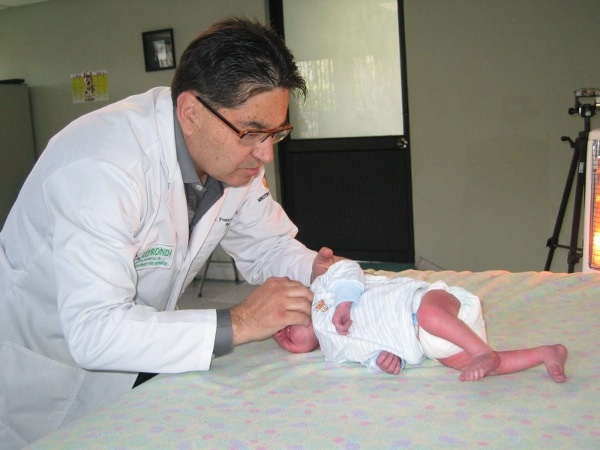 Dr.  Francisco   Ochoa Arévalo 
Neumologo Pediatrico 